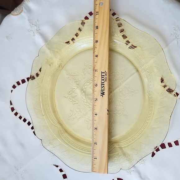 Vintage Glass Plate - 10 1/2 inches diameter - Picture 4 of 4